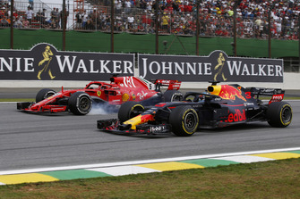 Daniel Ricciardo, Red Bull Racing RB14 lotta con Sebastian Vettel, Ferrari SF71H