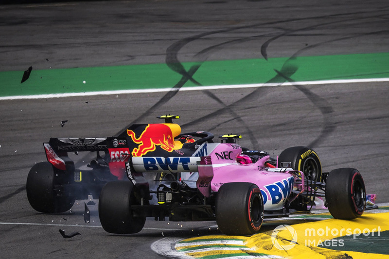 Max Verstappen, Red Bull Racing RB14 tertabrak Esteban Ocon, Racing Point Force India VJM11