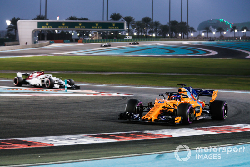 Fernando Alonso, McLaren MCL33 leads Charles Leclerc, Sauber C37
