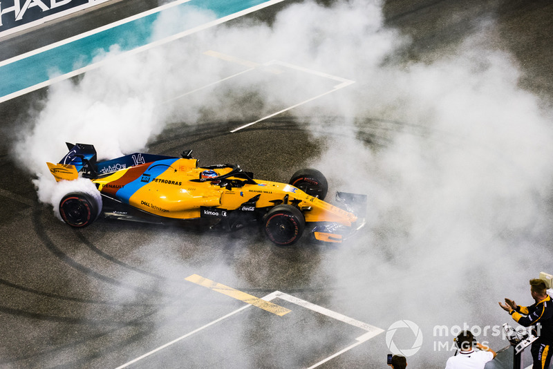 Fernando Alonso, McLaren MCL33, fait des donuts sur la grille
