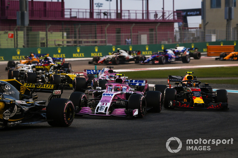 Nico Hulkenberg, Renault Sport F1 Team R.S. 18, leads Esteban Ocon, Racing Point Force India VJM11, Max Verstappen, Red Bull Racing RB14, Sergio Perez, Racing Point Force India VJM11, and the remainder of the field at the start