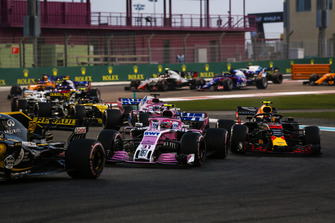 Nico Hulkenberg, Renault Sport F1 Team R.S. 18, voor Esteban Ocon, Racing Point Force India VJM11, Max Verstappen, Red Bull Racing RB14, Sergio Perez, Racing Point Force India VJM11, en de rest