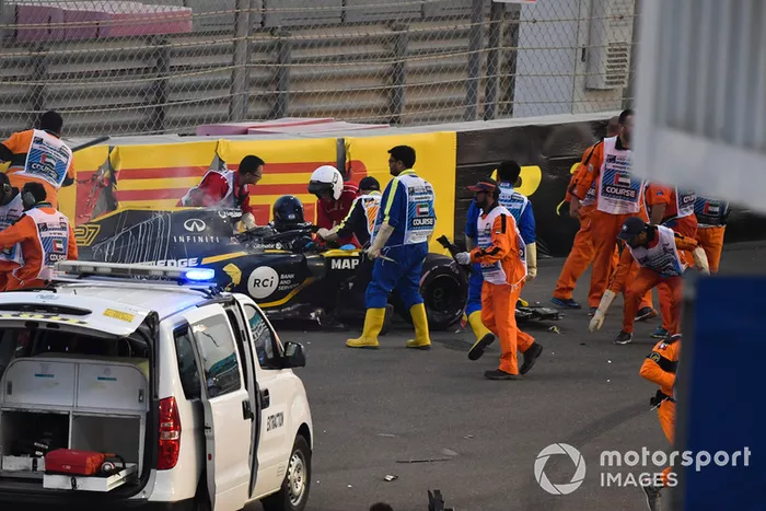 Los médicos y oficiales asisten a Nico Hulkenberg, Renault Sport F1 Team R.S. 18 que se estrelló y volcó en la primera vuelta