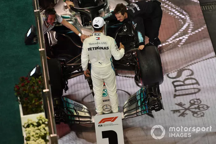 El ganador de la carrera Lewis Hamilton, Mercedes AMG F1 celebra