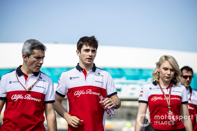 Charles Leclerc, Sauber, ispeziona il circuito con Xevi Pujolar, Capo dell'ingegneria in pista, Sauber, e Ruth Buscombe, ingegnere della strategia, Sauber