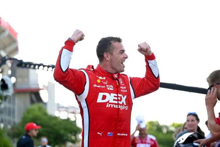 El ganador del premio NTT P1, Scott McLaughlin, del equipo Penske Chevrolet, celebra su pole position