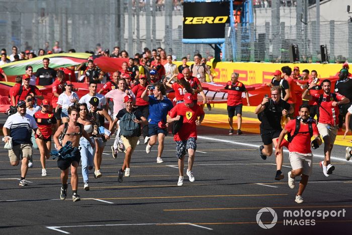 Fans inundan el circuito para celebrar el final de la carrera