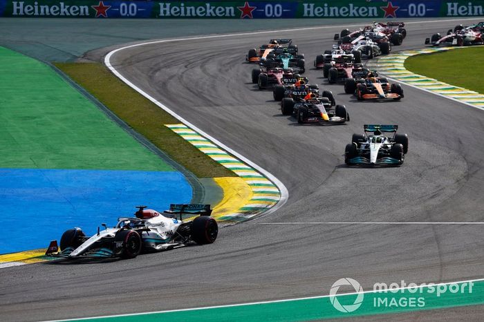 George Russell, Mercedes W13, Lewis Hamilton, Mercedes W13, Max Verstappen, Red Bull Racing RB18, Sergio Pérez, Red Bull Racing RB18, Lando Norris, McLaren MCL36, el resto en la salida