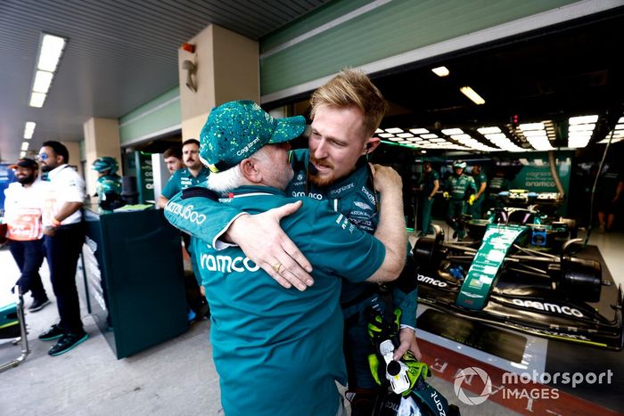 Norbert Vettel abraza a un mecánico de Aston Martin