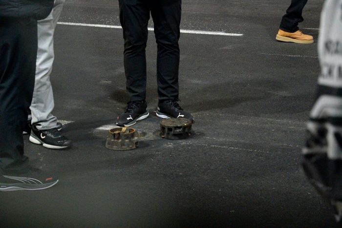 Se trabaja y debate para arreglar las tapas de alcantarilla sueltas en la vía