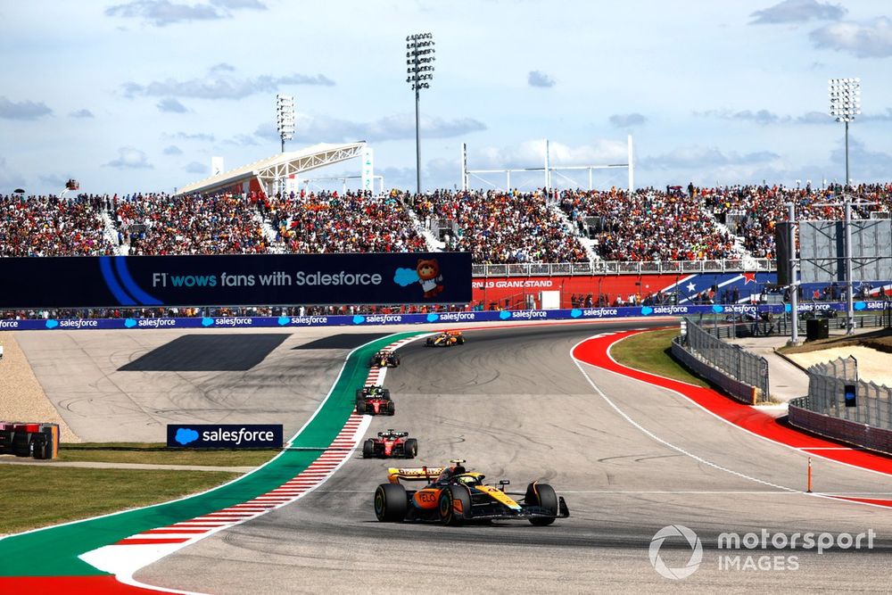 Lando Norris, McLaren MCL60, tomó el liderato en el arranque de la carrera.