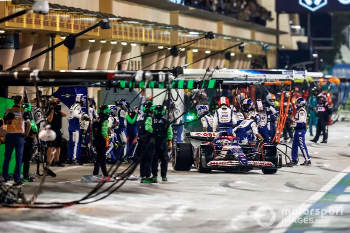Daniel Ricciardo, RB F1 Team VCARB 01, sale de su box tras una parada