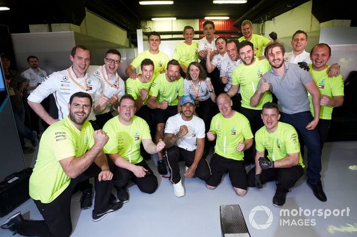 Lewis Hamilton, Mercedes AMG F1 celebra con su equipo después de la carrera