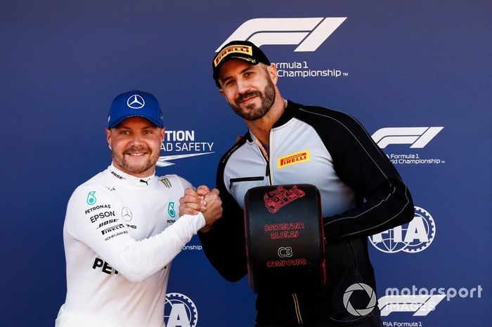 Valtteri Bottas recebe prêmio pela pole do astro do WWE Claudio 
