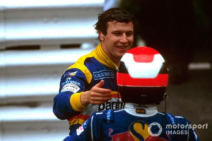 Ganador Olivier Panis, Ligier, tercer puesto Johnny Herbert, Sauber