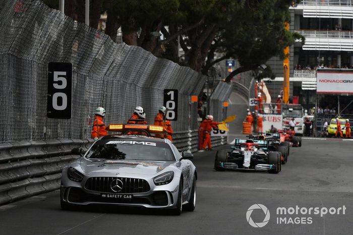 El Coche de Seguridad lidera Lewis Hamilton, Mercedes AMG F1 W10, y Max Verstappen, Red Bull Racing RB15