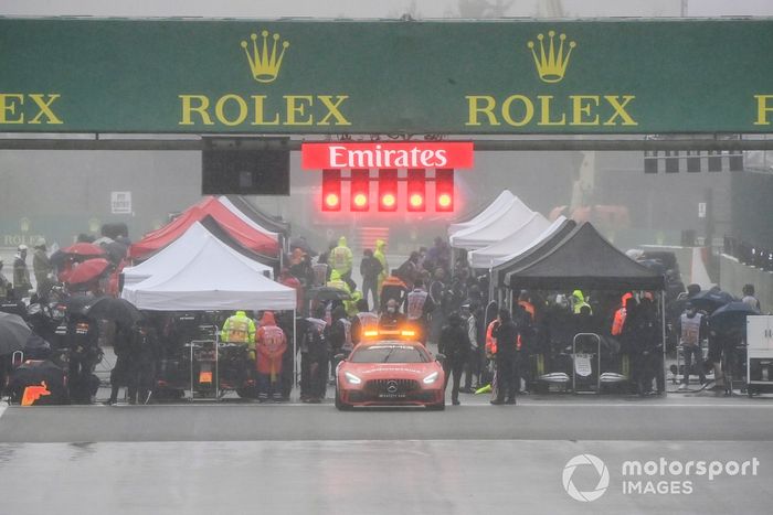 Las luces rojas anuncian suspensión de la carrera por lluvia 