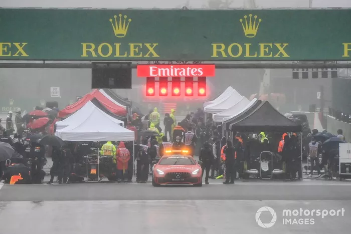 Las luces rojas anuncian suspensión de la carrera por lluvia 