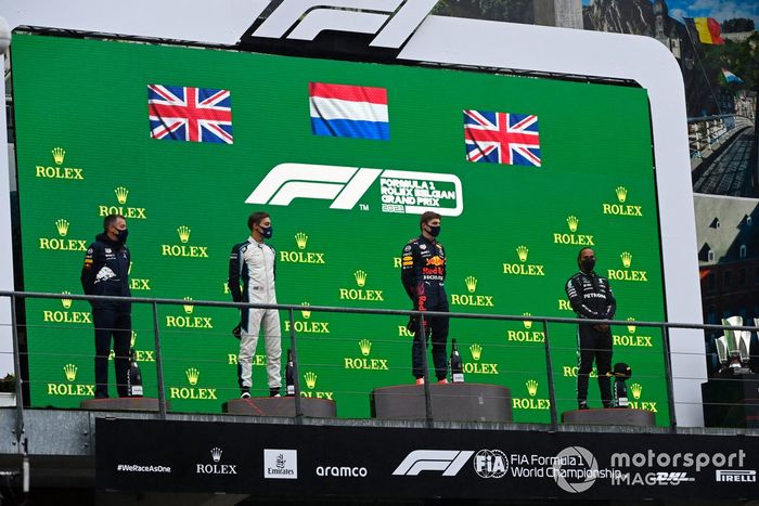 Podio: segundo lugar George Russell, Williams, ganador Max Verstappen, Red Bull Racing, tercer lugar Lewis Hamilton, Mercedes