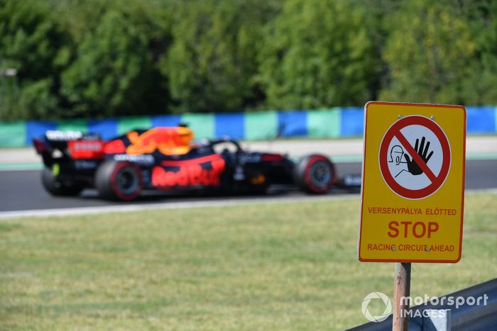 Max Verstappen, Red Bull Racing RB16B, pasa por una señal al lado de la pista