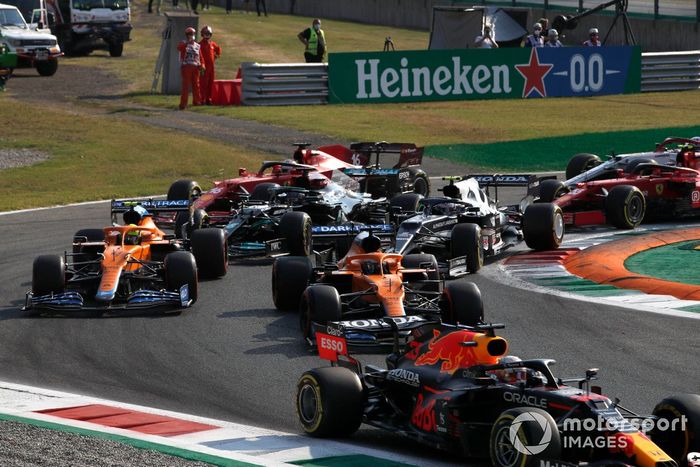 Max Verstappen, Red Bull Racing RB16B, Daniel Ricciardo, McLaren MCL35M, Lando Norris, McLaren MCL35M, Pierre Gasly, AlphaTauri AT02, Lewis Hamilton, Mercedes W12, y el resto en la primera vuelta