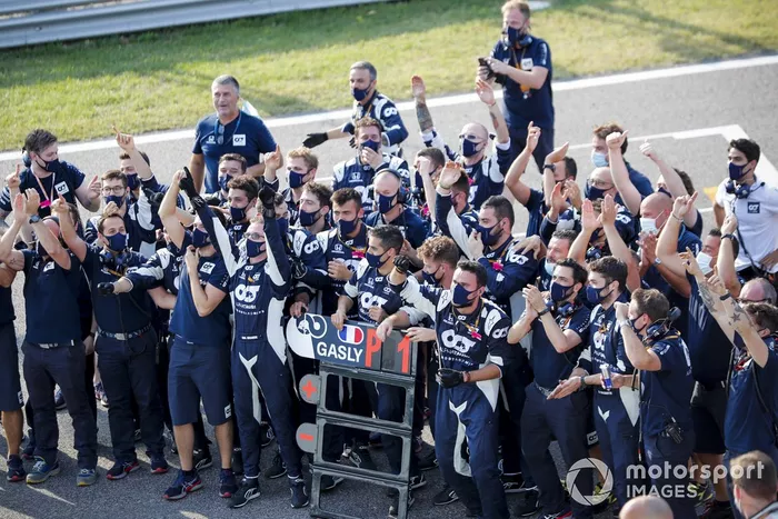 Los mecánicos de AlphaTauri esperan para felicitar a Pierre Gasly, AlphaTauri