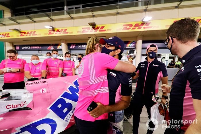 Ganador Sergio Pérez, Racing Point celebra con el equipo