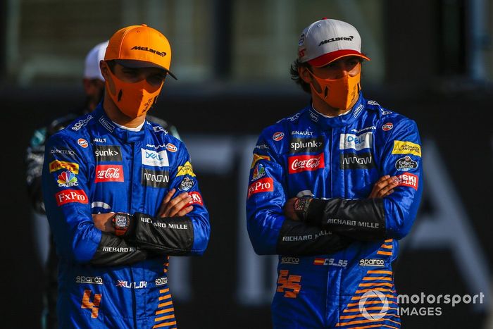Lando Norris, McLaren, Carlos Sainz Jr., McLaren durante la foto de grupo de los pilotos al final de la temporada
