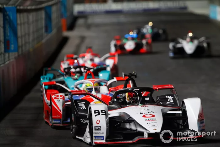 Pascal Wehrlein, Tag Heuer Porsche, Porsche 99X Electric, por delante de Alexander Sims, Mahindra Racing, M7Electro, y Mitch Evans, Panasonic Jaguar Racing, Jaguar I-Type 5