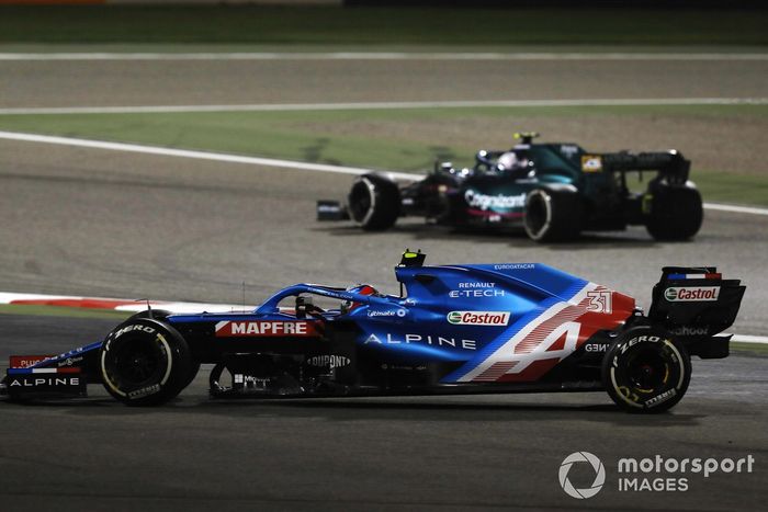 Sebastian Vettel, Aston Martin AMR21, Esteban Ocon, Alpine A521