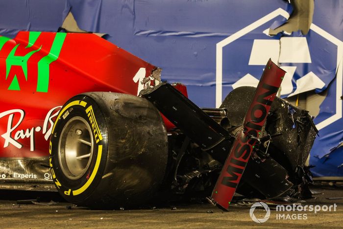 Coche dañado de Charles Leclerc, Ferrari SF21, tras un accidente en la FP2