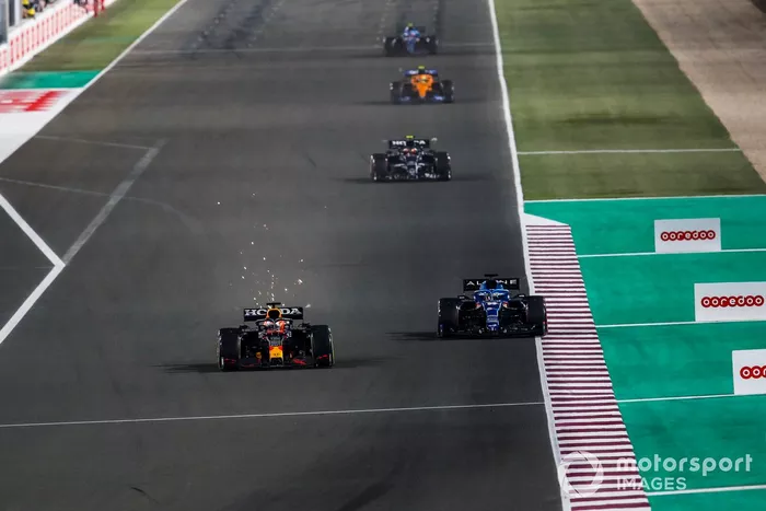 Max Verstappen, Red Bull Racing RB16B, adelanta a Fernando Alonso, Alpine A521