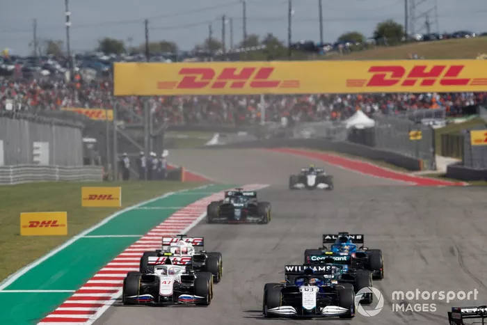 George Russell, Williams FW43B, Mick Schumacher, Haas VF-21, Sebastian Vettel, Aston Martin AMR21, Nikita Mazepin, Haas VF-21, y Fernando Alonso, Alpine A521