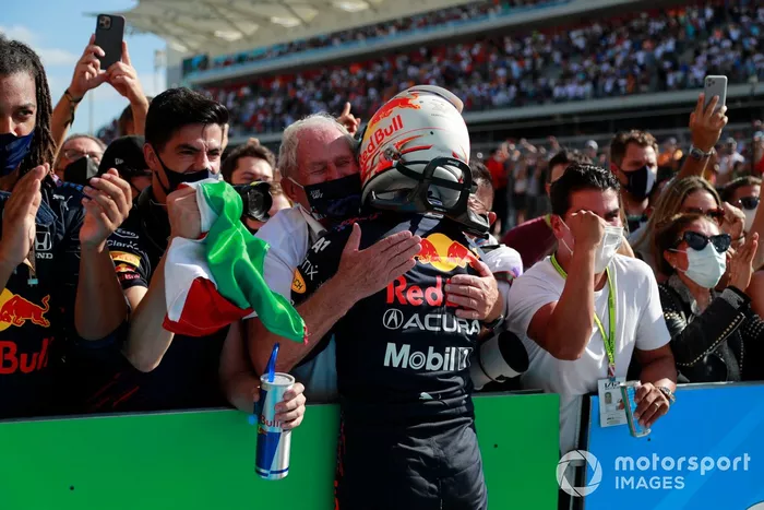 Max Verstappen, Red Bull Racing, 1ª posición, celebra con Helmut Marko, Consultor, Red Bull Racing, en el Parc Ferme