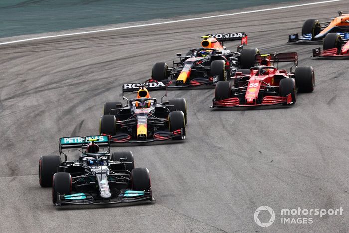 Valtteri Bottas, Mercedes W12, Max Verstappen, Red Bull Racing RB16B, Carlos Sainz Jr, Ferrari SF21, y Sergio Pérez, Red Bull Racing RB16B.