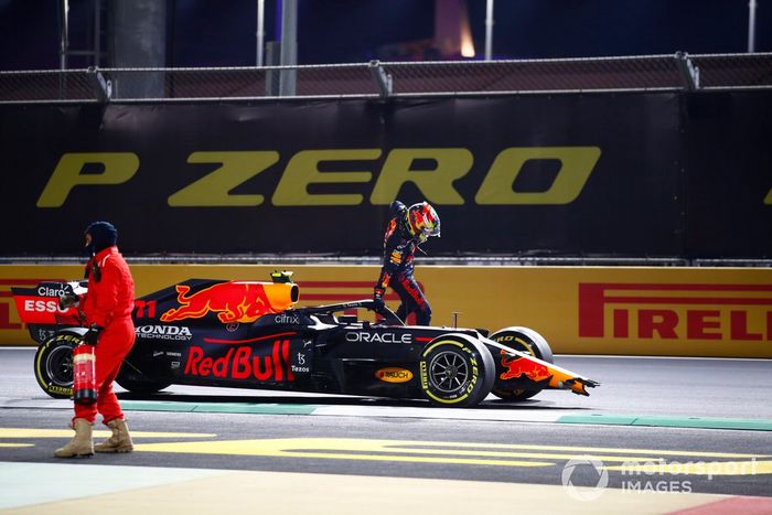 Sergio Pérez, Red Bull Racing RB16B, sale de su coche tras un accidente en la reanudación