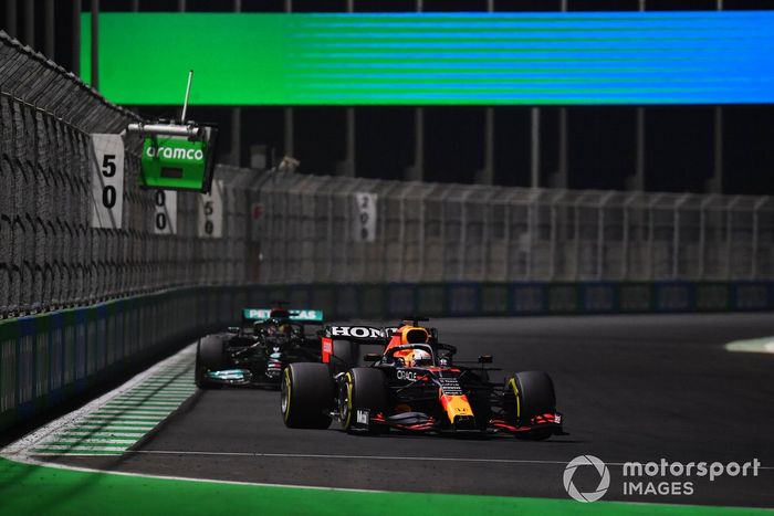 Max Verstappen, Red Bull Racing RB16B, Lewis Hamilton, Mercedes W12