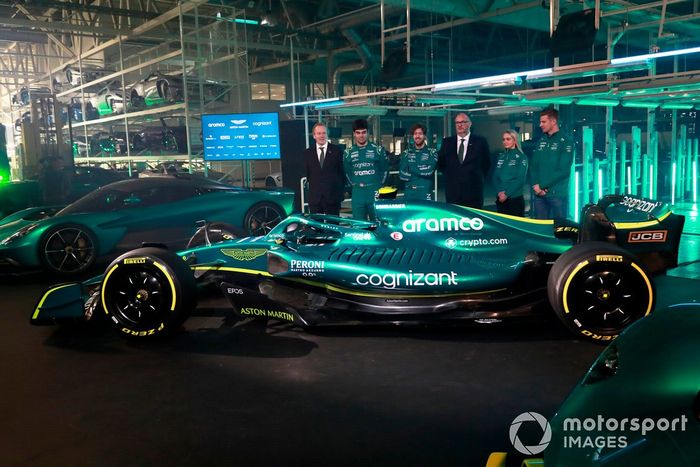 Andrew Green, director técnico, Aston Martin, Lance Stroll, Aston Martin, Sebastian Vettel, Aston Martin, Tom McCullough, director de rendimiento de Aston Martin, Jessica Hawkins y Nico Hulkenberg, piloto reserva, Aston Martin 