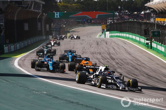 Pierre Gasly, AlphaTauri AT02, Daniel Ricciardo, McLaren MCL35M, Esteban Ocon, Alpine A521, Fernando Alonso, Alpine A521, y el resto del grupo en la salida