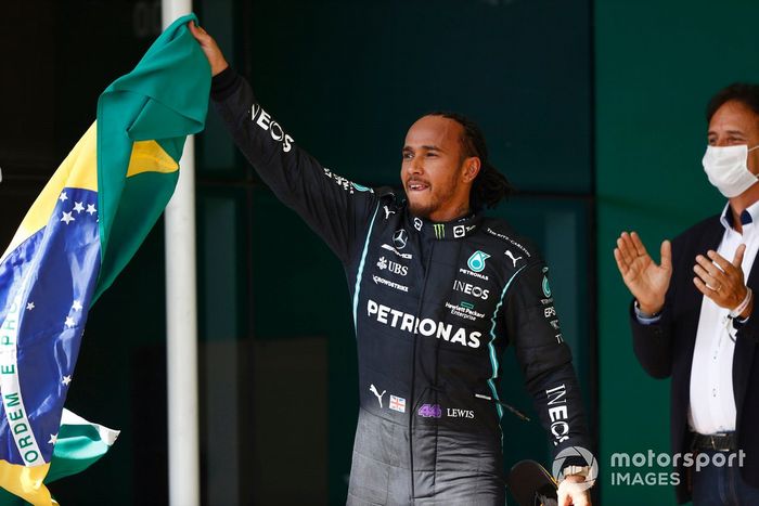 Podio: ganador Lewis Hamilton, Mercedes,