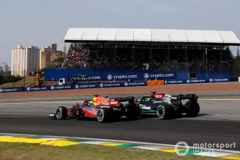 Max Verstappen, Red Bull Racing RB16B, e Lewis Hamilton, Mercedes W12