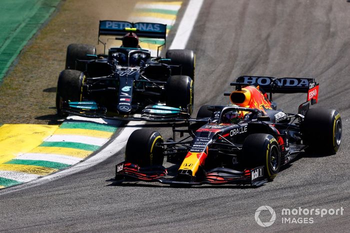 Max Verstappen, Red Bull Racing RB16B, Valtteri Bottas, Mercedes W12