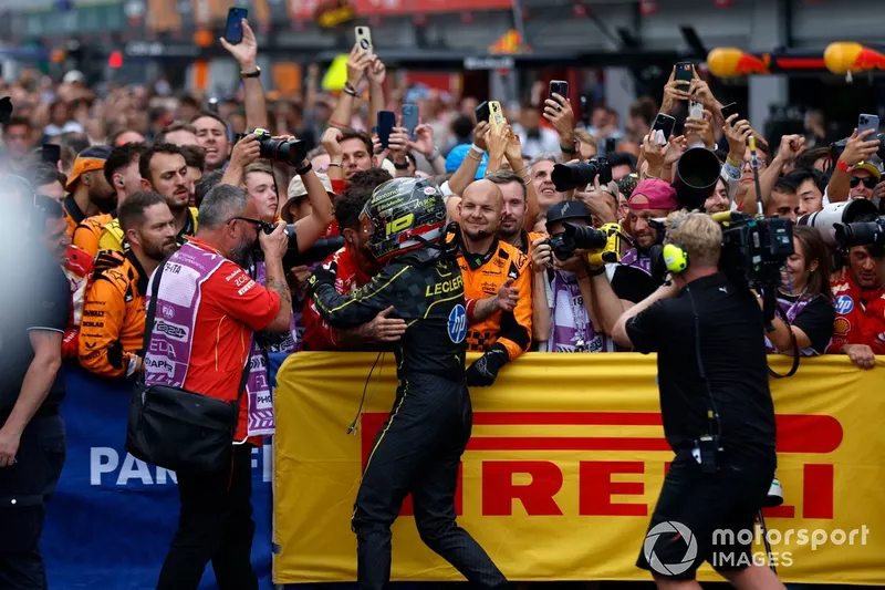 Charles Leclerc, Scuderia Ferrari, 1ère position, fête avec son équipe au Parc Ferme 