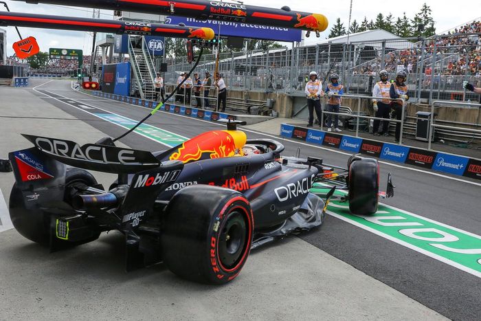 Max Verstappen, Red Bull Racing RB20, en boxes 