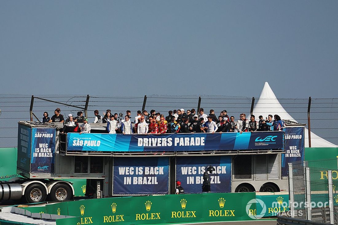 Kierowcy paradują w autobusie 