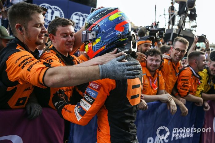 Oscar Piastri, McLaren F1 Team, 1ª posición, celebra con su equipo en Parc Ferme