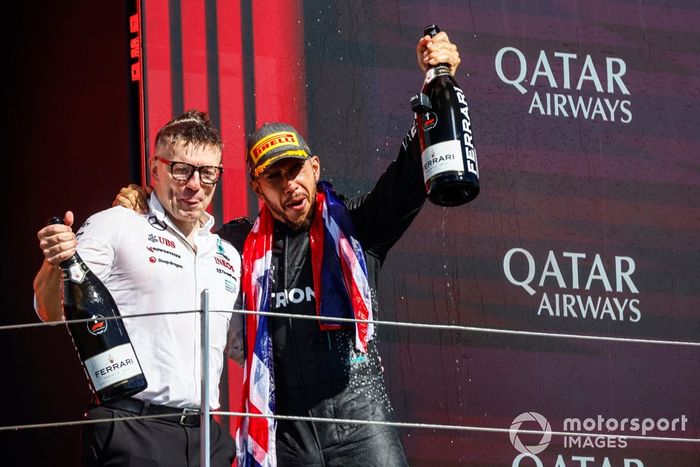 Peter Bonnington, Ingeniero Jefe de Carrera, Equipo Mercedes-AMG F1, Lewis Hamilton, Equipo Mercedes-AMG F1, 1ª posición, celebran en el podio con Champán