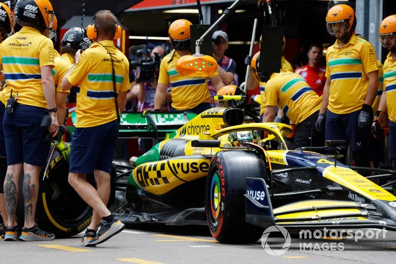 Lando Norris, McLaren MCL38, fait un arrêt au stand pendant la FP1