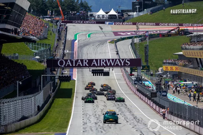 Max Verstappen, Red Bull Racing RB20, Lando Norris, McLaren MCL38, Oscar Piastri, McLaren MCL38, el resto de la parrilla en la salida del Sprint.