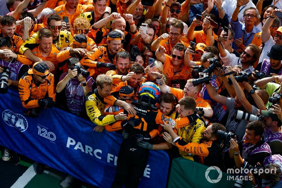 Oscar Piastri, McLaren F1 Team, 1ª posição, festeja com a sua equipa à chegada ao Parc Ferme